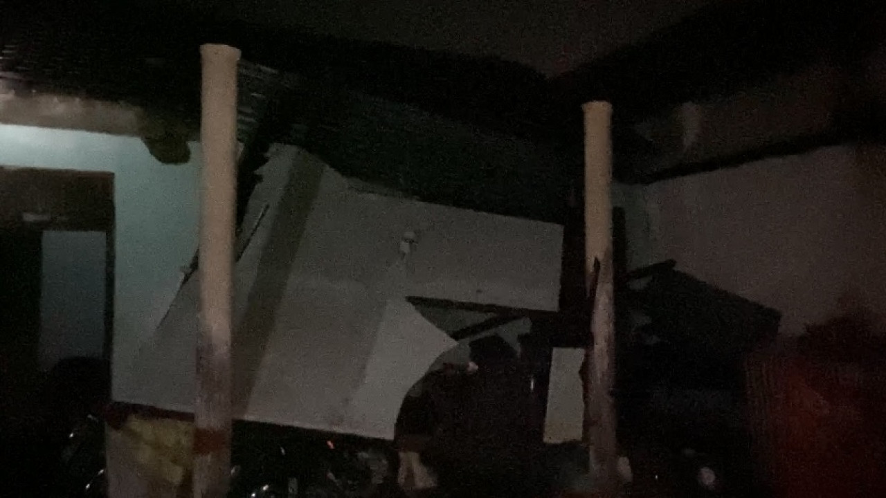 Kondisi rumah rusak diterjang angin puting beliung. (Foto: Yanuar Dedy/jatimnow.com)