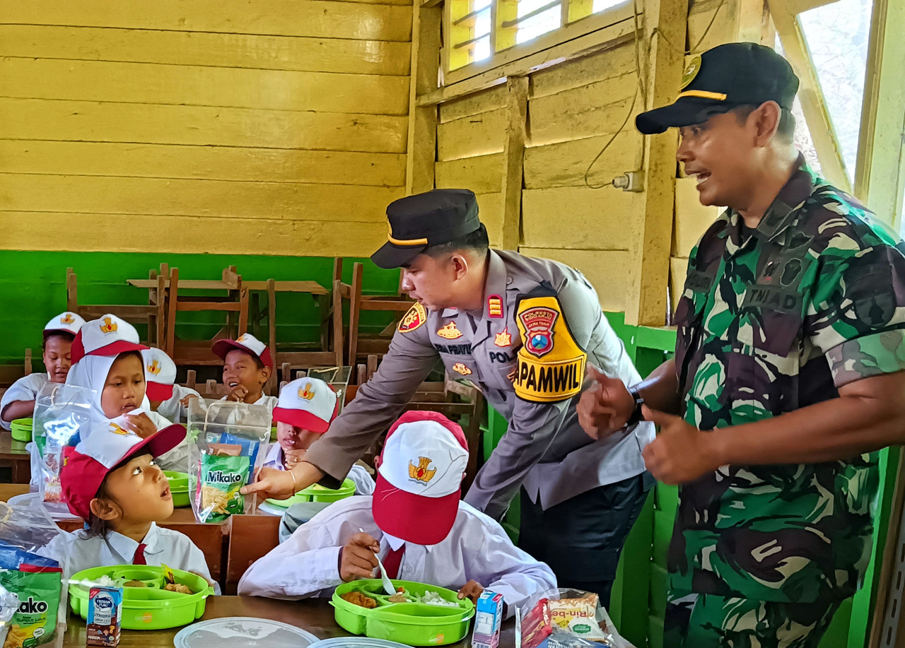 Suasana pembagian makanan bergizi gratis di SDN Gebang II Kampung Pucu'an Sidoarjo. (Foto-foto: Ahaddiini HM/jatimnow.com)