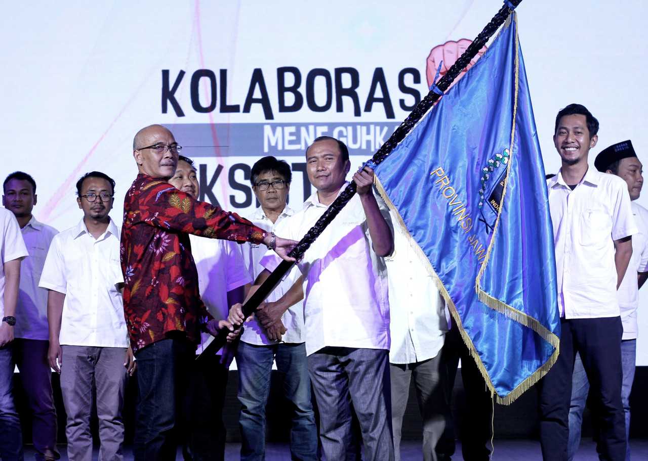 Wakil Ketua PWI Jawa Timur Machmud Suhermono (kiri) saat melantik Pengurus PWI Gresik periode 2024-2027 yang diketuai Deni Ali Setiono, di Gedung GNI Gresik. (Foto: Sahlul Jatimnow.com)