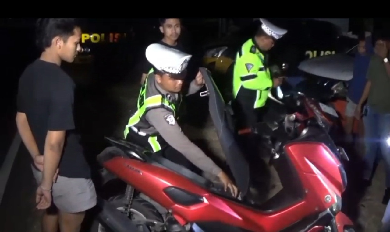 Polisi Razia di Perbatasan Bangkalan-Sampang Jelang Coblosan