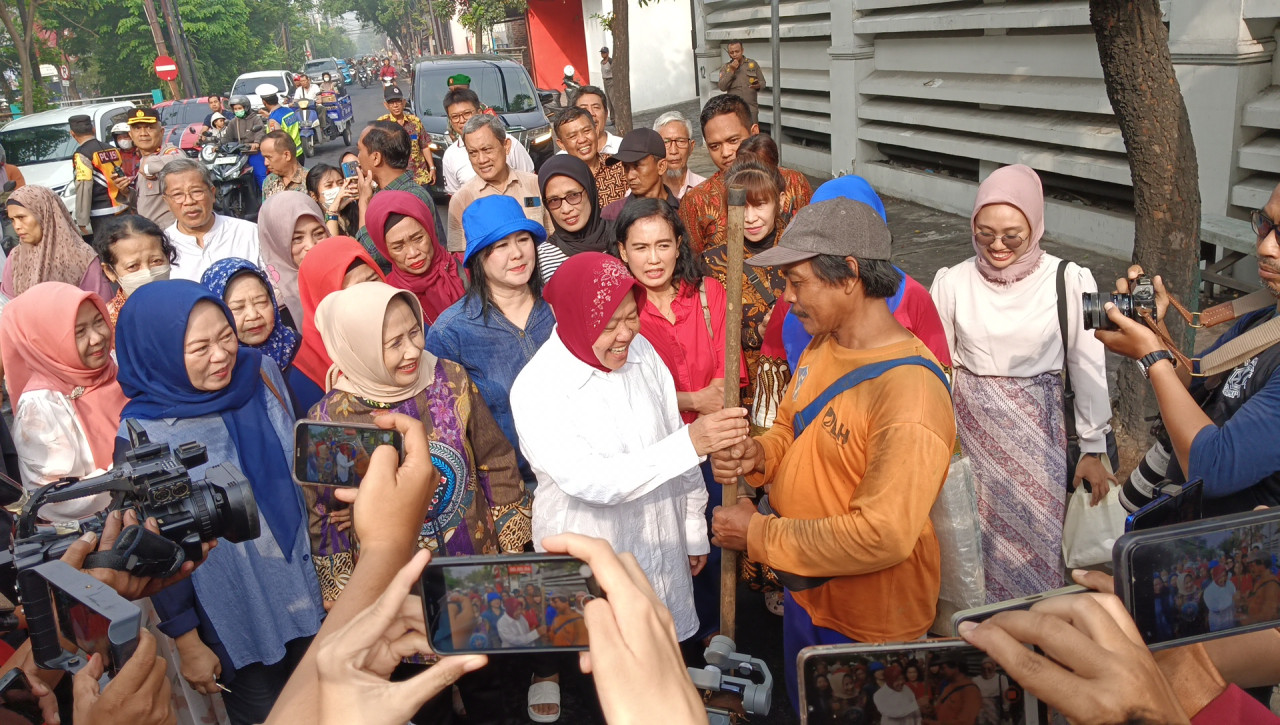 Risma saat berjalan menuju TPS 16 Surabaya. (Foto: Misbahul Munir/jatimnow.com)