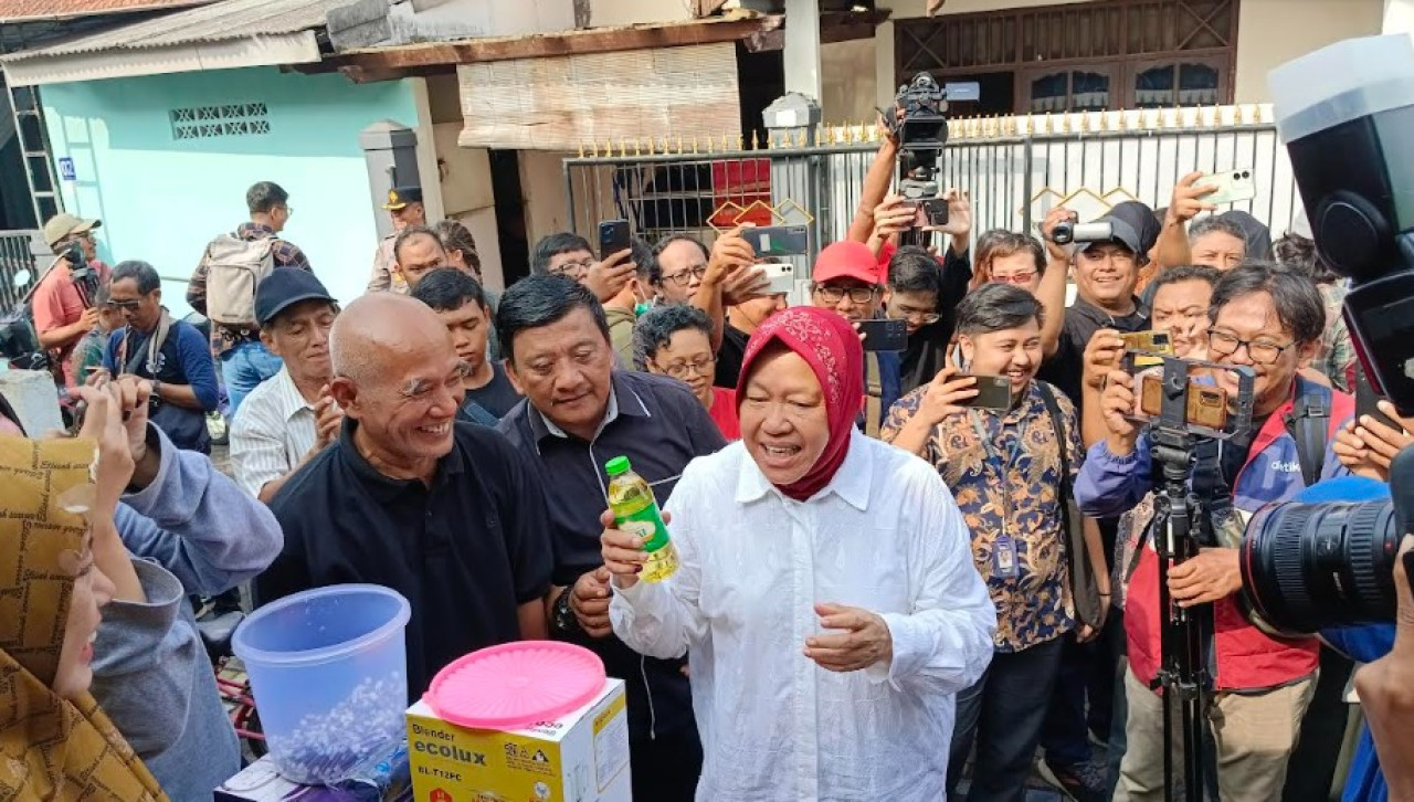 Risma dapat undian dioorprize minyak goreng. (Foto: Misbahul Munir/jatimnow.com)