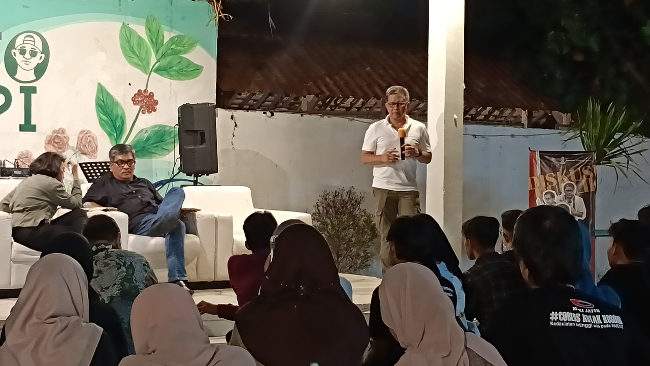 Suasana diskusi bersama Rocky Gerung di Surabaya. (Foto: Munir/jatimnow.com)