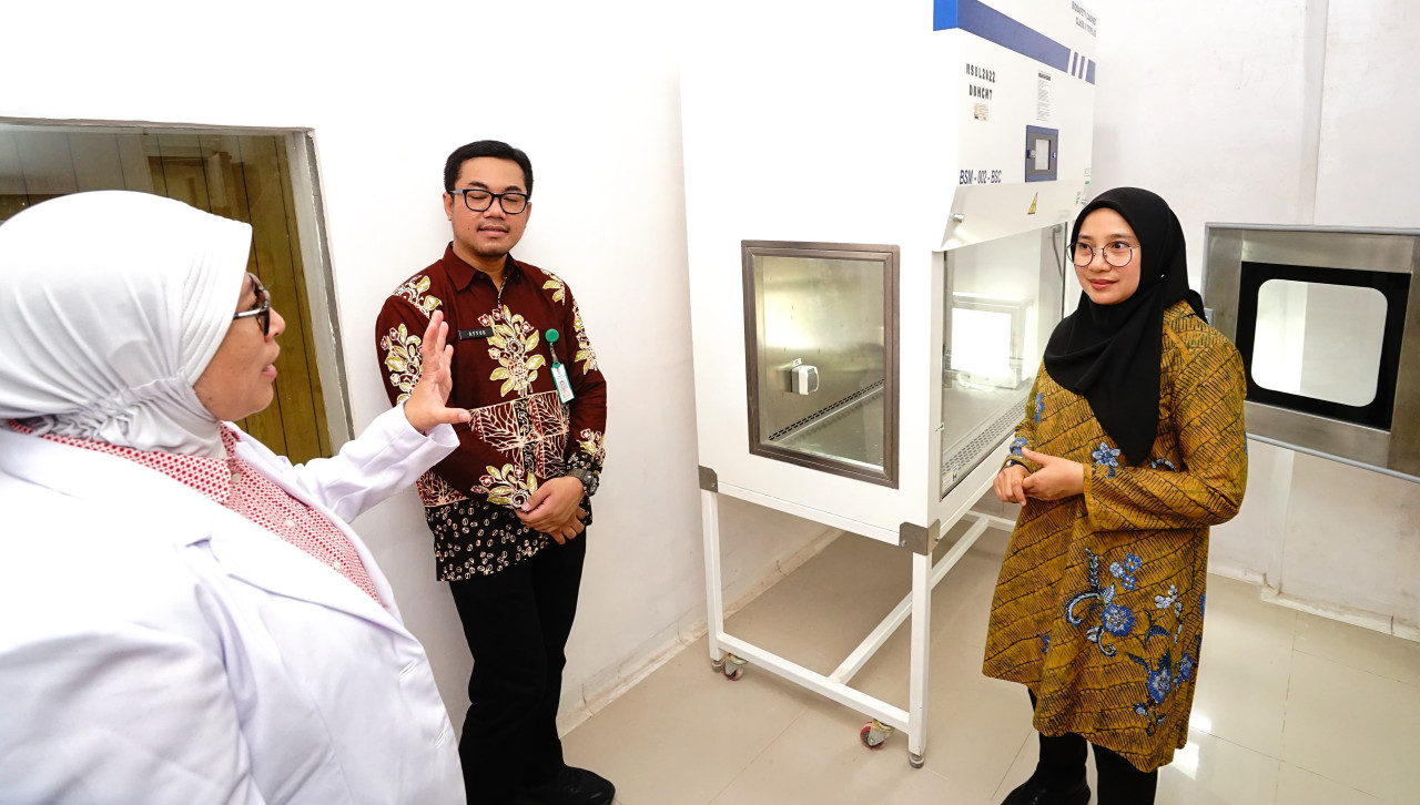 Bupati Ipuk Fiestiandani saat meninjau kesiapan fasilitas kemoterapi di RSUD Blambangan. (Foto: Humas Pemkab Banyuwangi)