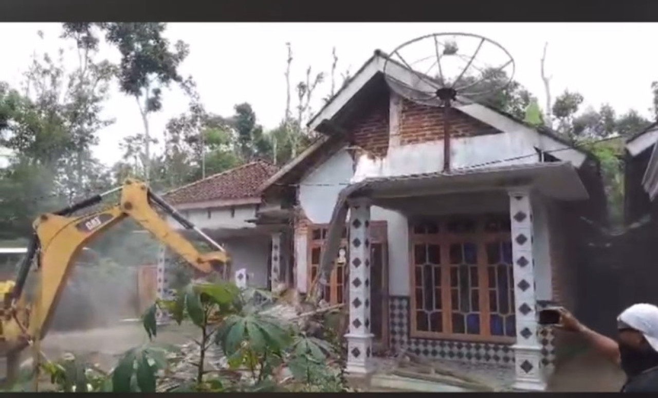 Rumah di Baosan Lor Ponorogo Dirobohkan Alat Berat, Dipicu Masalah Keluarga