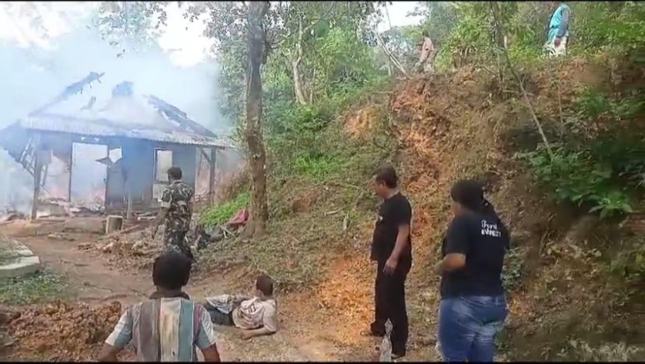 Penampakan rumah terbakar di Ponorogo. (Foto: Polsek Ngrayun/jatimnow.com)