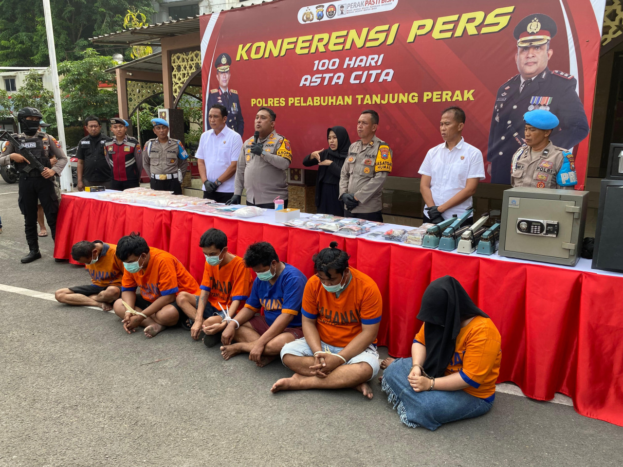 Para tersangka dan barang bukti hasil pengungkapan kasus narkoba di Jalan Kunti Surabaya. (Foto: Munir/jatimnow.com)