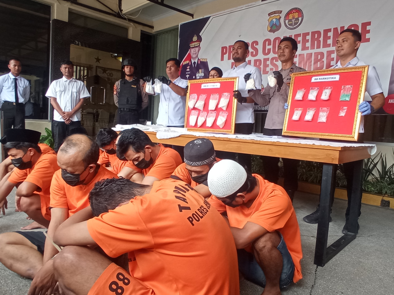 Belasan tersangka Narkotika dan Okerbaya digulung Polres Jember. (Foto: Sugianto/jatimnow.com)