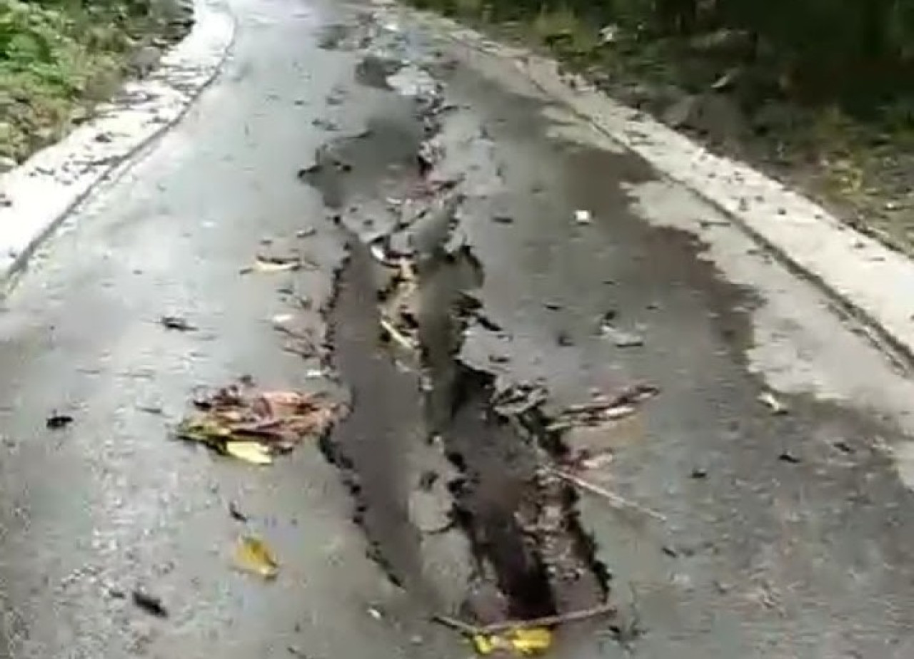 Jalan Bandealit ambles (Foto: tangkapan layar video media sosial for jatimnow.com))