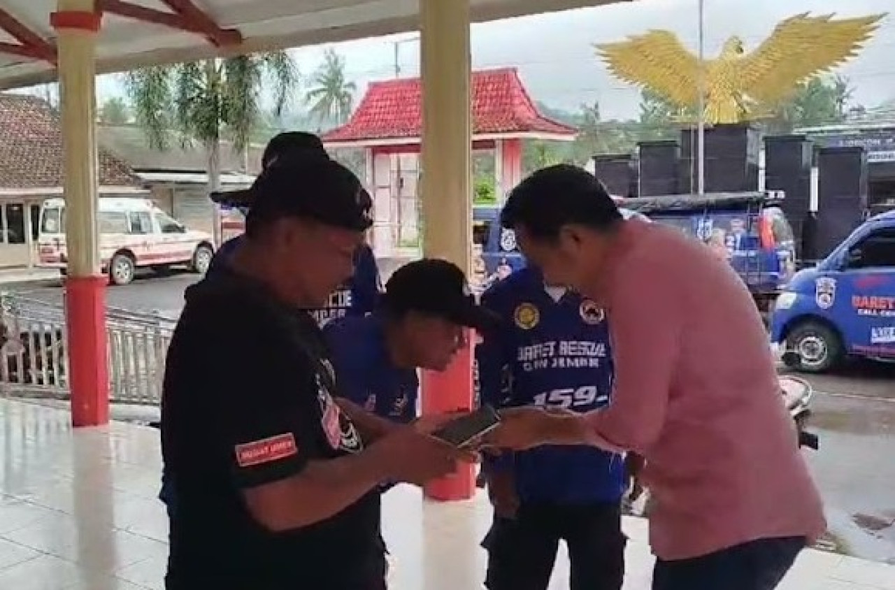 Gus Fawait Kunjungi Korban Banjir Tempurejo Jember, Serahkan Bantuan Sembako