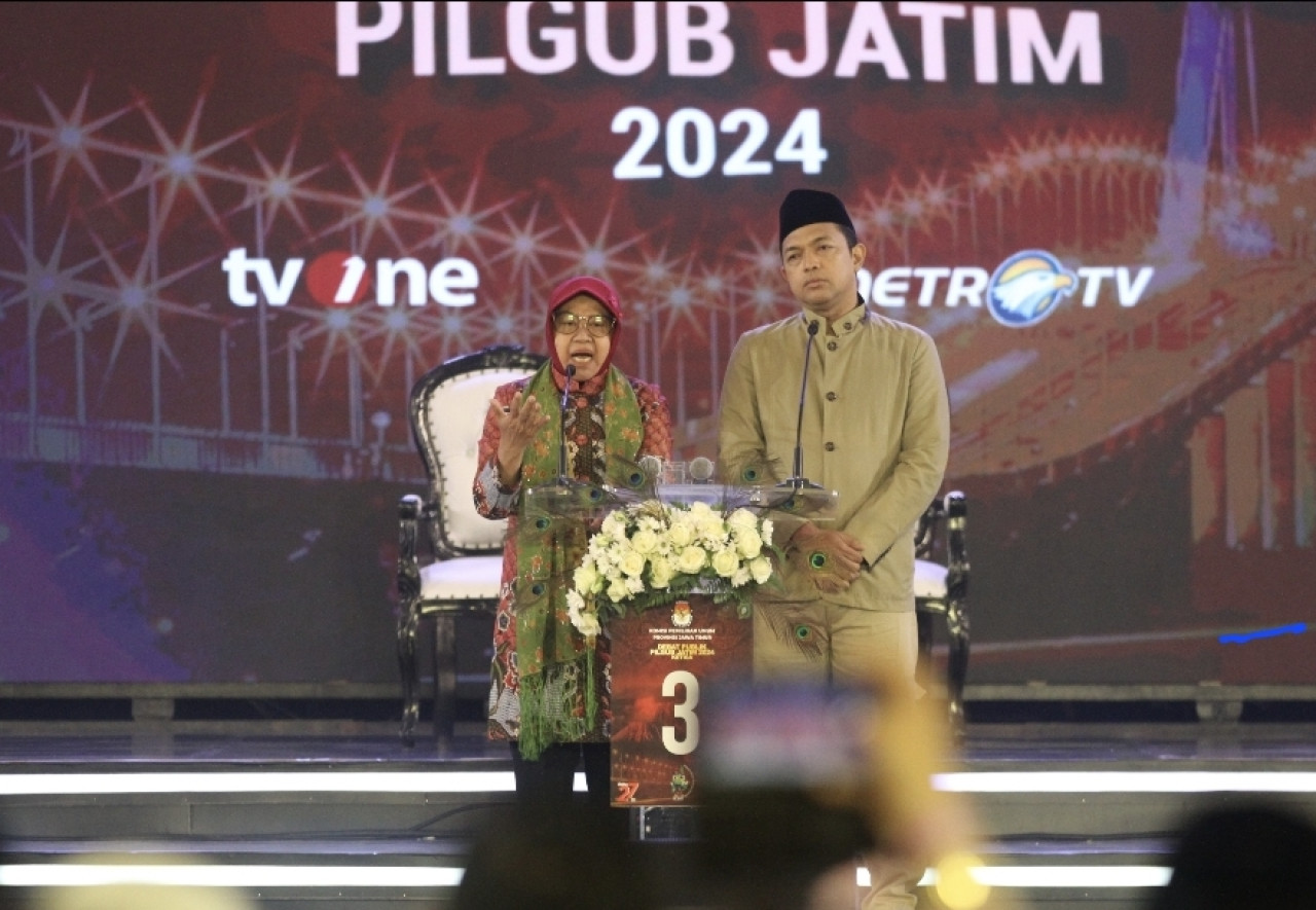 Risma-Gus Hans saat bicara terowongan Trenggalek-Tulungagung pada debat publik ketiga (foto: KPU Jatim for jatimnow.com)