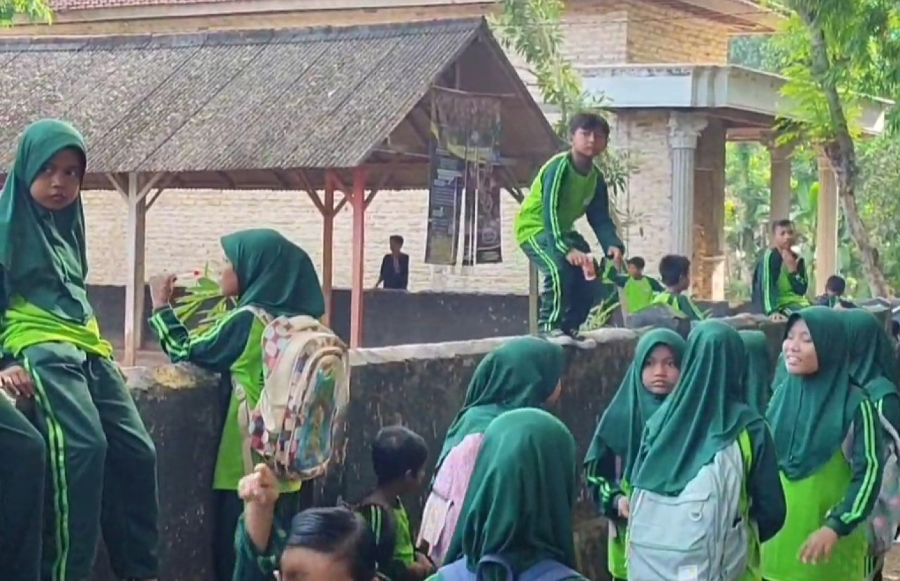 Siswa SDN Buddan 2 terlantar di luar sekolah karena sekolah disegel. (Foto: Fathor Rahman/jatimnow.com)