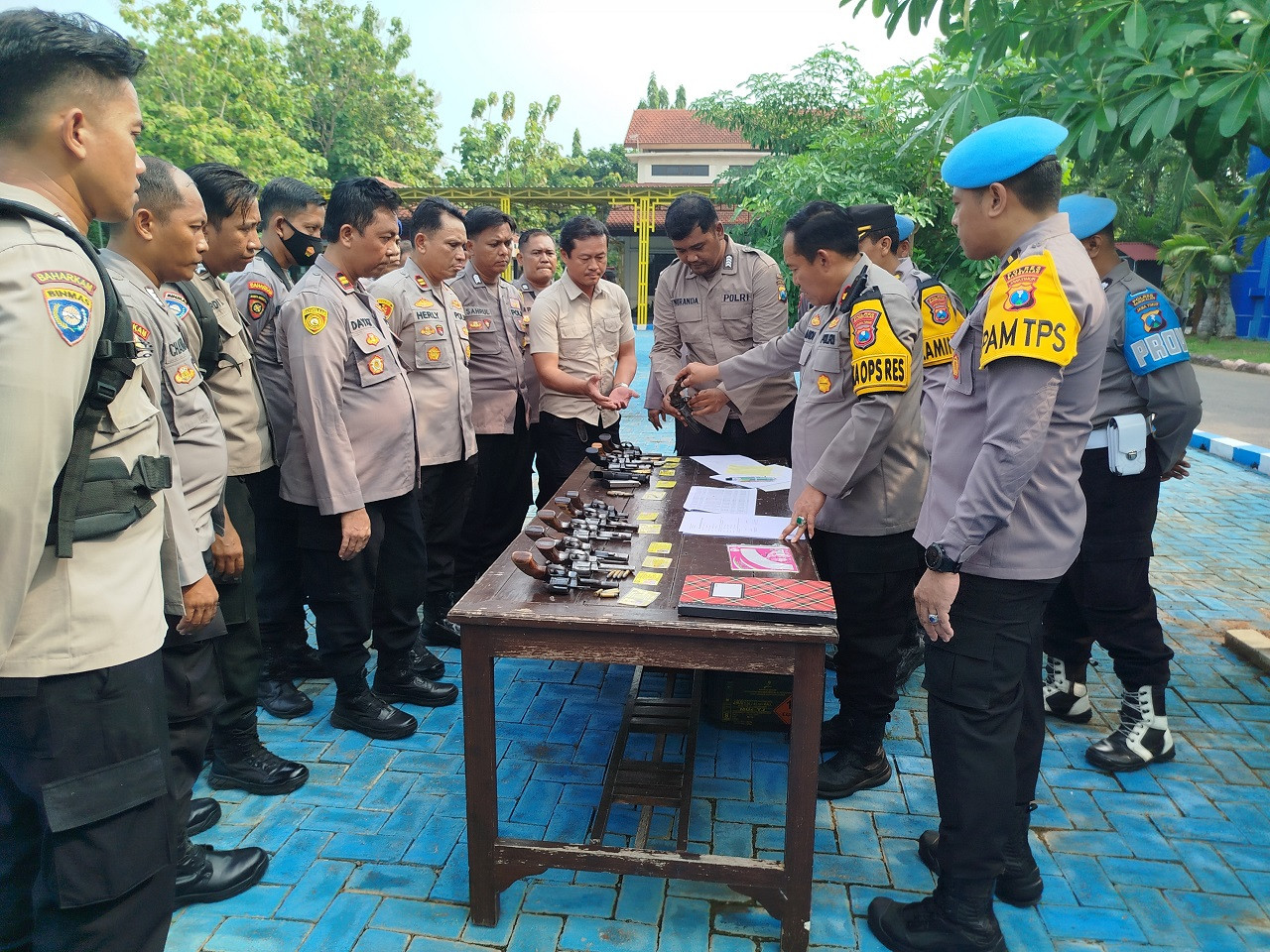 Pemeriksaan senjata api. (Foto: Fathor Rahman/jatimnow.com)