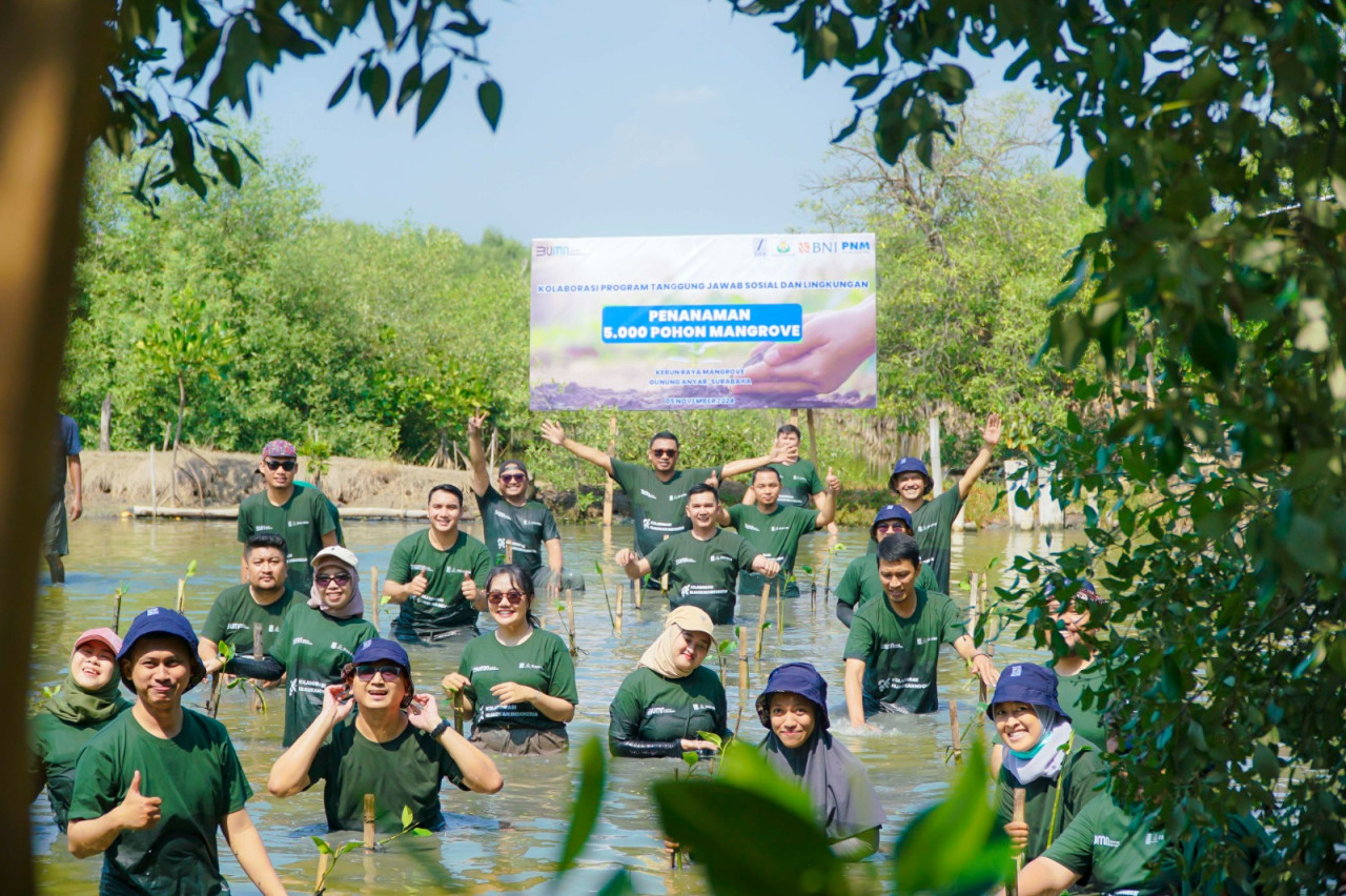 Direksi SIER terjun menanam mangrove (foto: Humas SIER for jatimnow.com)