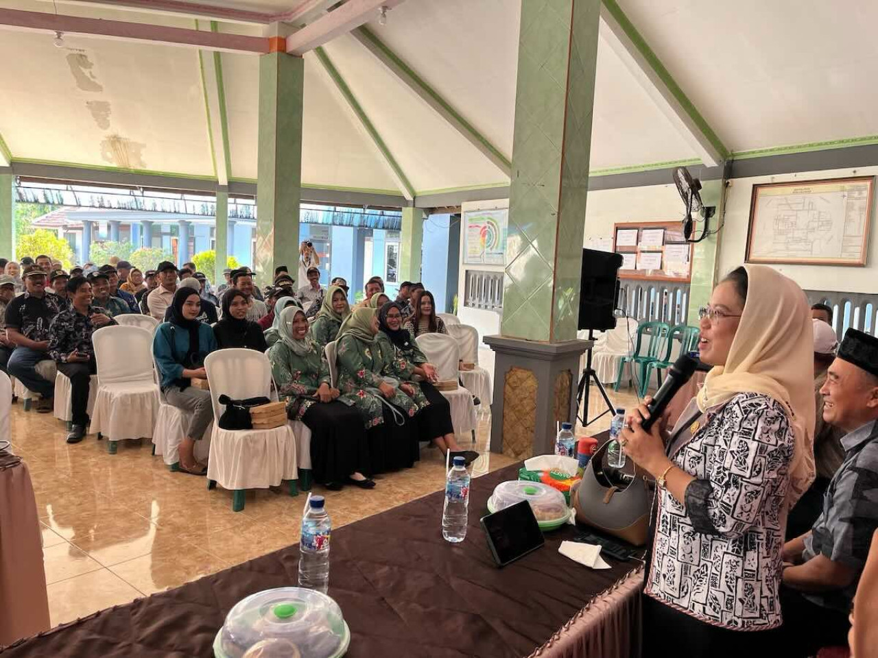 Ketua Komisi E DPRD Jatim Dr Sri Untari Bisowarno saat reses di Msalang. (Foto: Abdi for jatimnow.com)