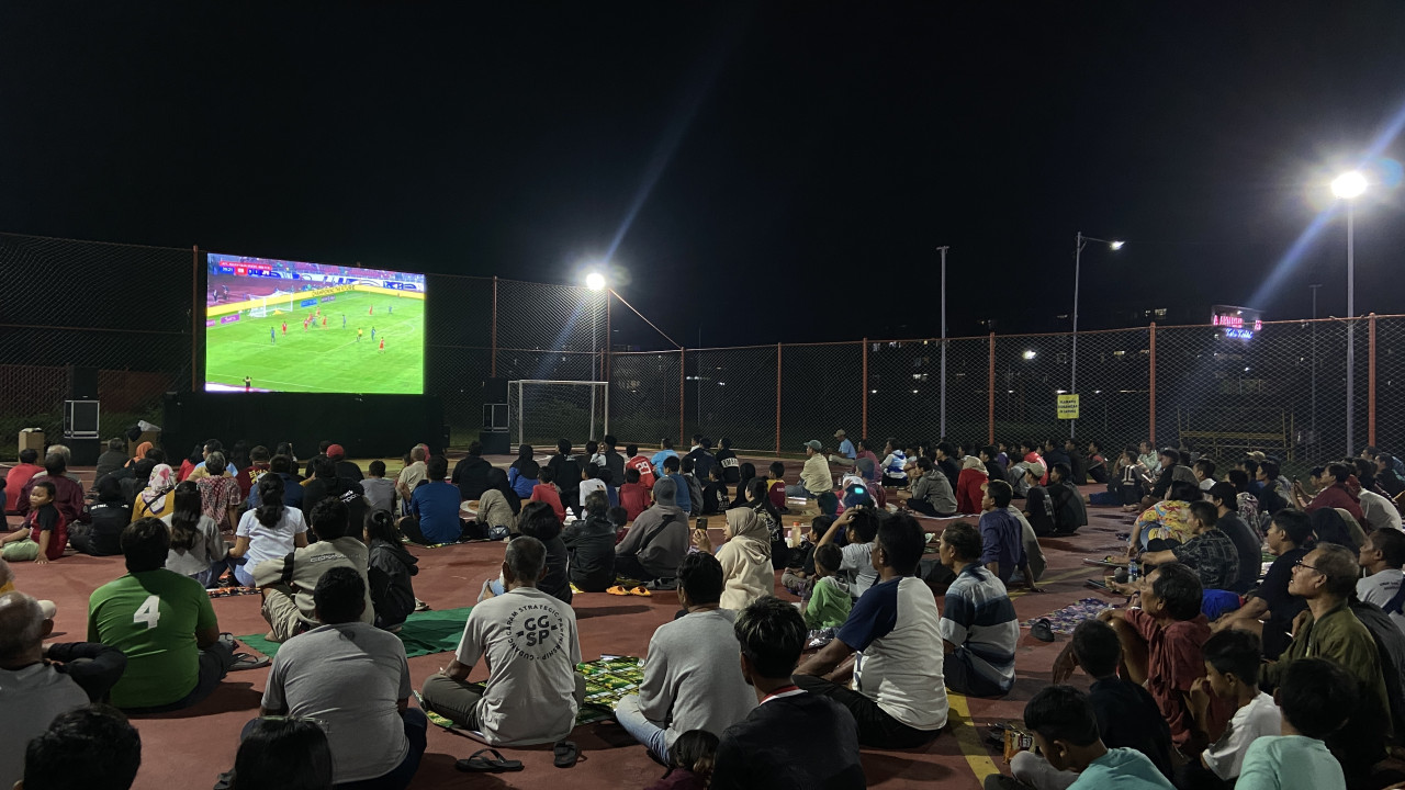 Suasana nobar di Balowerti Sport Center Kota Kediri. (Foto: Yanuar Dedy/jatimnow.com)