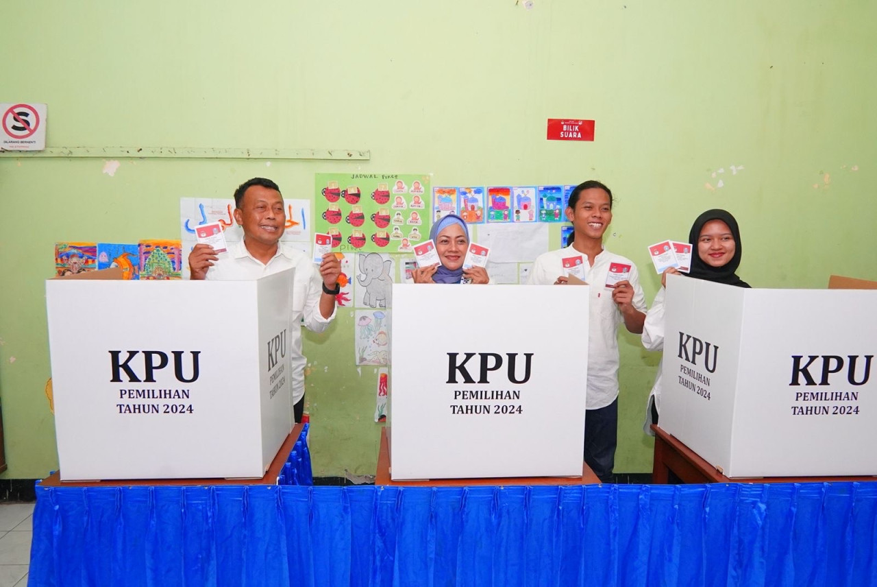 Sugiri Sancoko saat mencoblos di TPS 002, Kelurahan Mangkujayan. (Foto: Ahmad Fauzani/jatimnow.com)