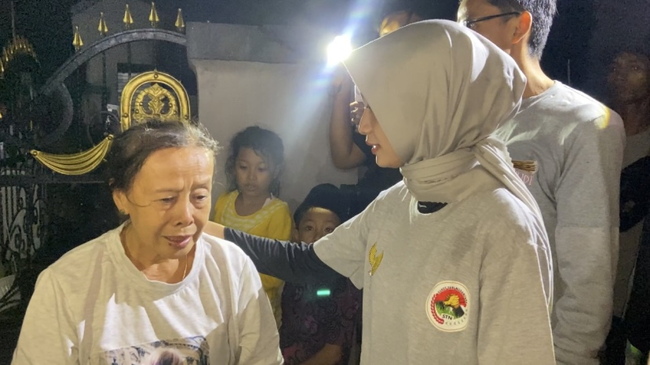 Mbak Vinanda saat mendatangi lokasi bencana puting beliung di Bujel Kediri. (Foto: Yanuar Dedy/jatimnow.com)