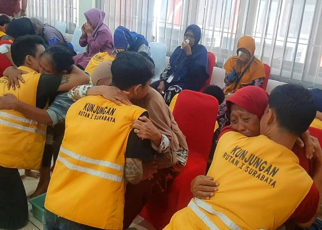 Suasana sungkeman dan basuh kaki Ibu para warga binaan Rutan Kelas 1 Surabaya di Medaeng Waru Sidoarjo. (Foto: Ahaddiini HM/jatimnow.com)
