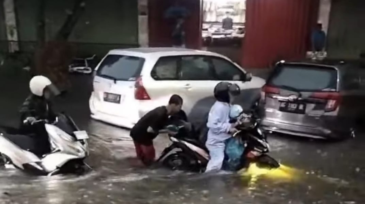 Banjir di salah satu titik di Kota Kediri. (tangkapan layar media sosial)