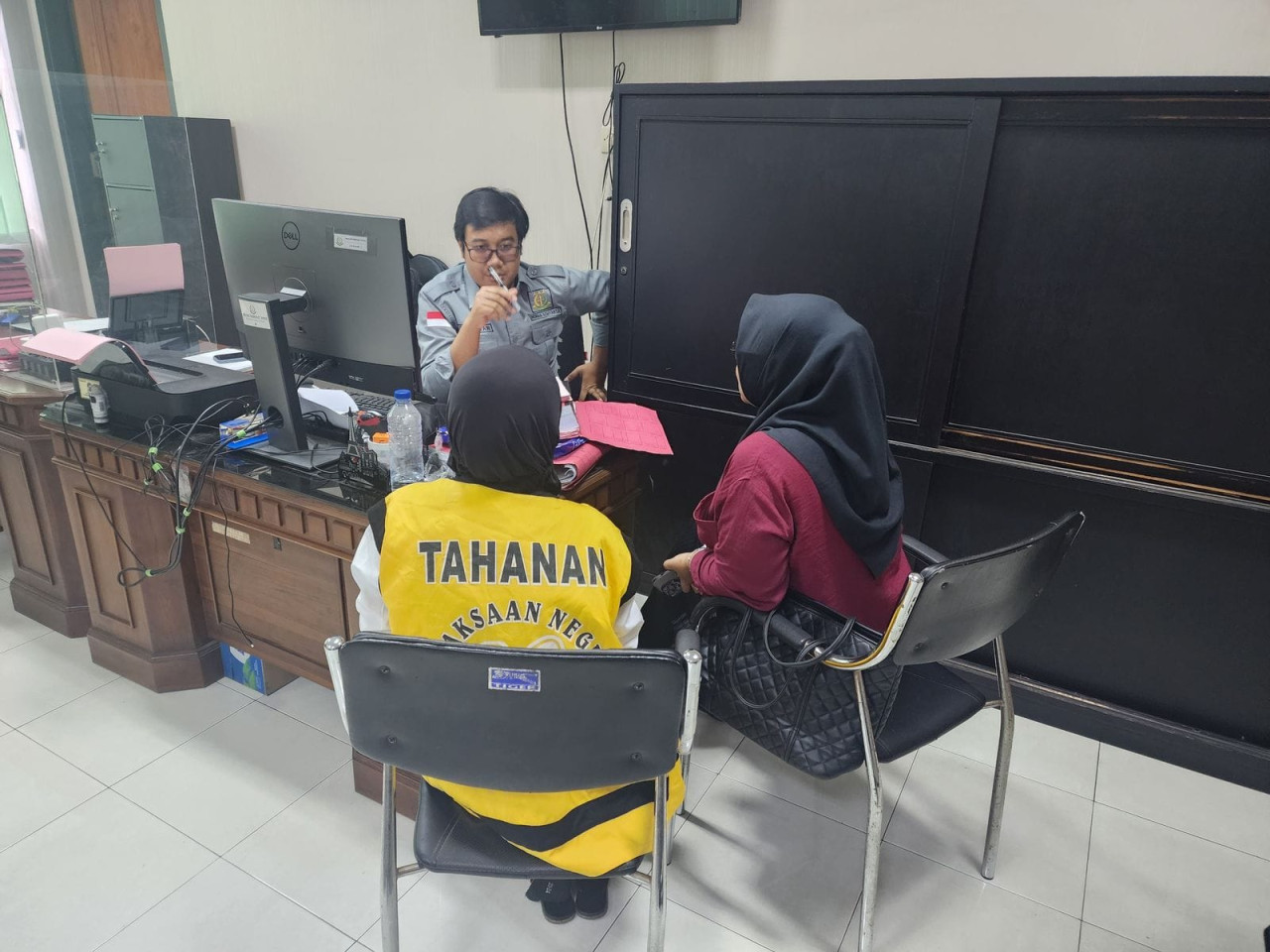 Tersangka saat dilimpahkan ke Kejaksaan Negeri Tulungagung. (Foto: Dok Kejari Tulungagung for jatimnow.com)