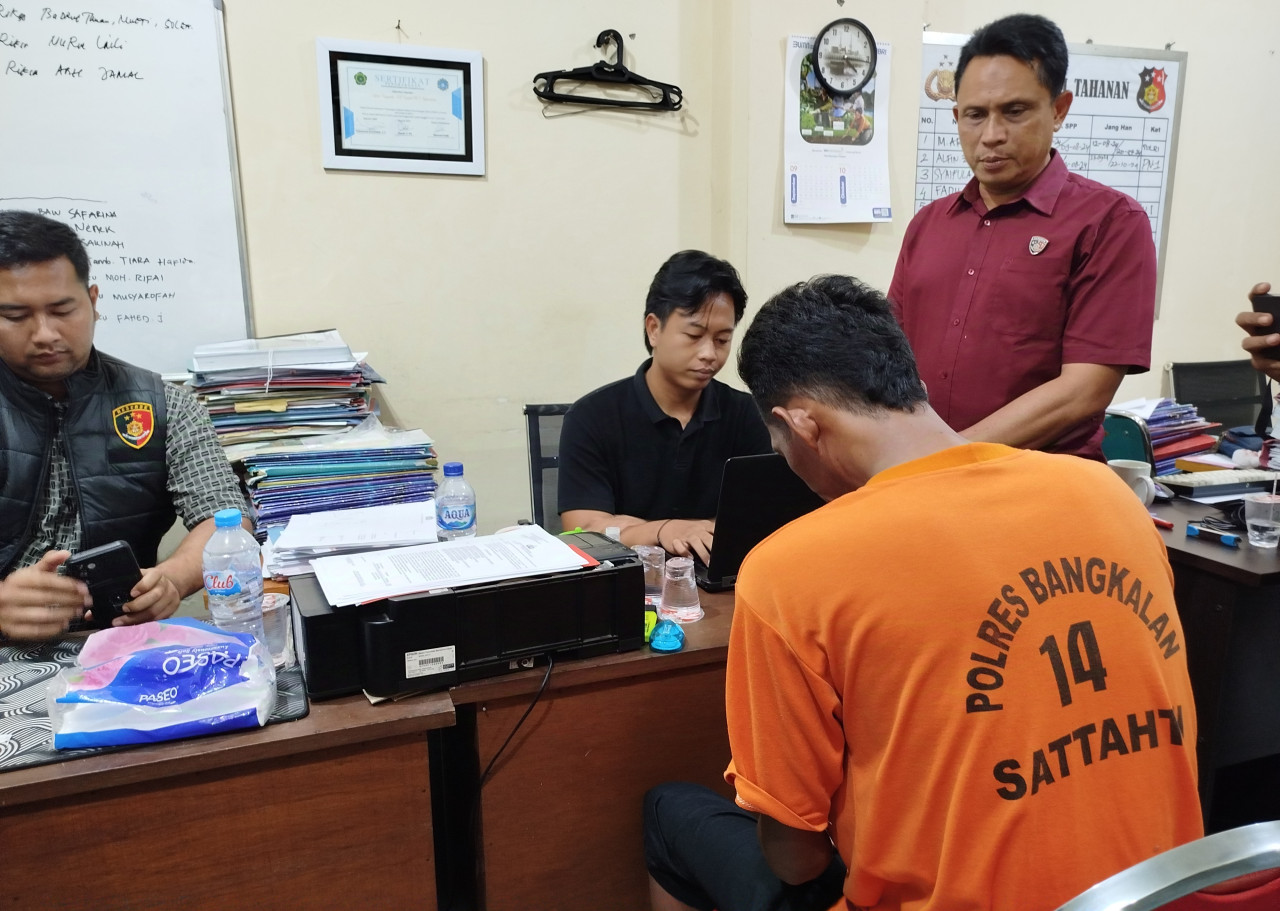 Tersangka MH saat diperiksa polisi. (Foto: Fathor Rahman/jatimnow.com)