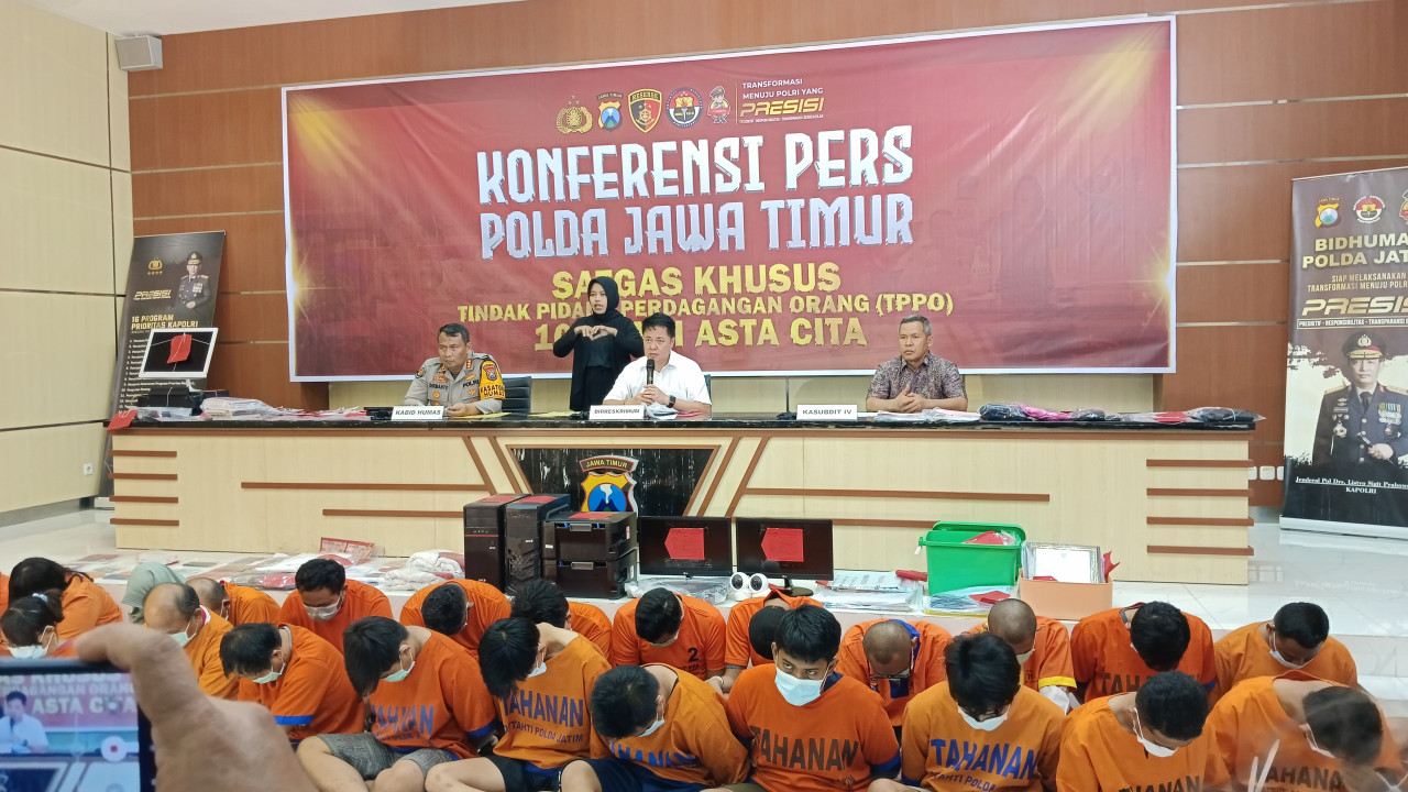 Kabidhumas Polda Jatim Kombes Pol Dirmanto bersama Dirreskrimum Polda Jatim Kombes Pol Farman didampingi Kasudit Jantaras 4 (Foto: Munir/jatimnow.com)