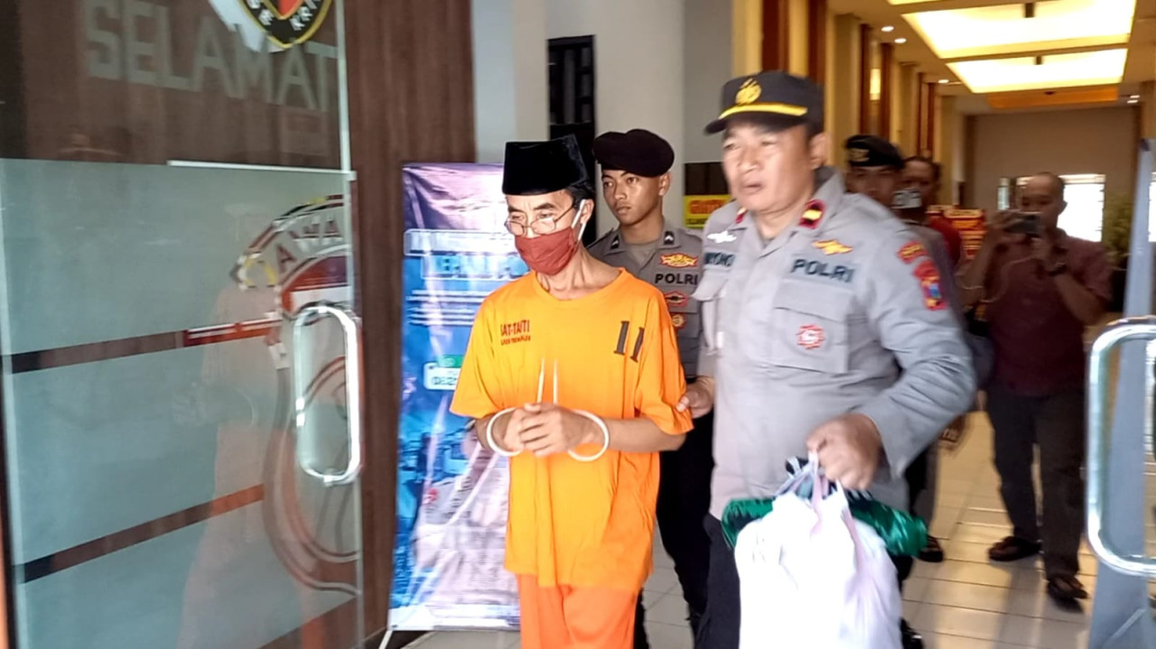 Tersangka S kiai yang hamili santriwati di Trenggalek saat dikeler polisi. (Foto: dok. Bramanta Pamungkas/jatimnow.com)