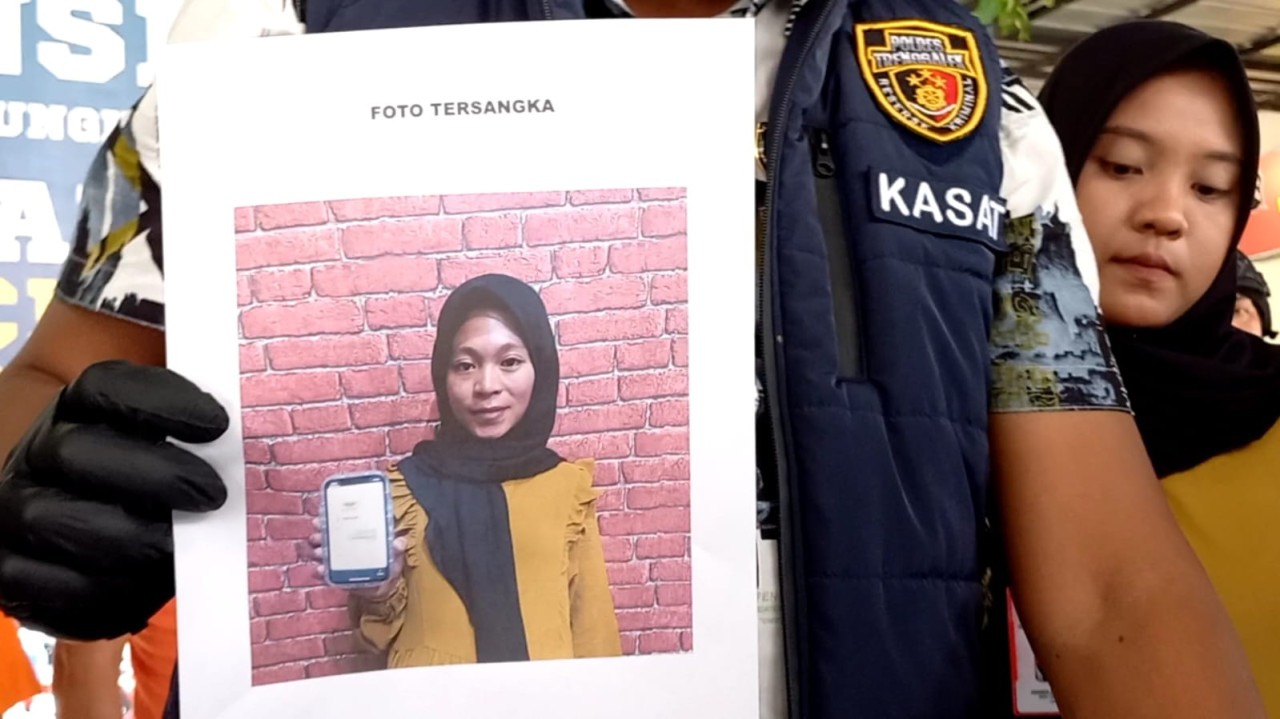 Tersangka selebgram judi online di Trenggalek. (Foto: Bramanta Pamungkas/jatimnow.com)