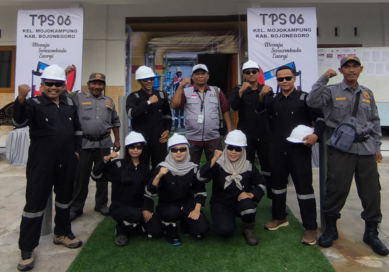 Petugas KPPS 06 Kelurahan Mojokampung, Kecamatan Kota Bojonegoro tampil kece dengan kostum pekerja tambang minyak. (Foto : Siska Irya for jatimnow.com)