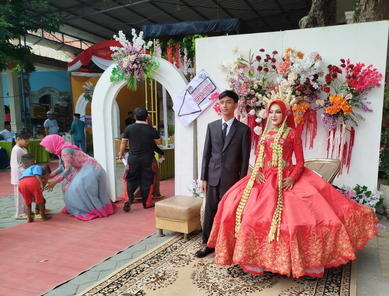 Pengantin TPS untuk menarik minat pemilih. (Foto: Fathor Rahman/jatimnow.com)