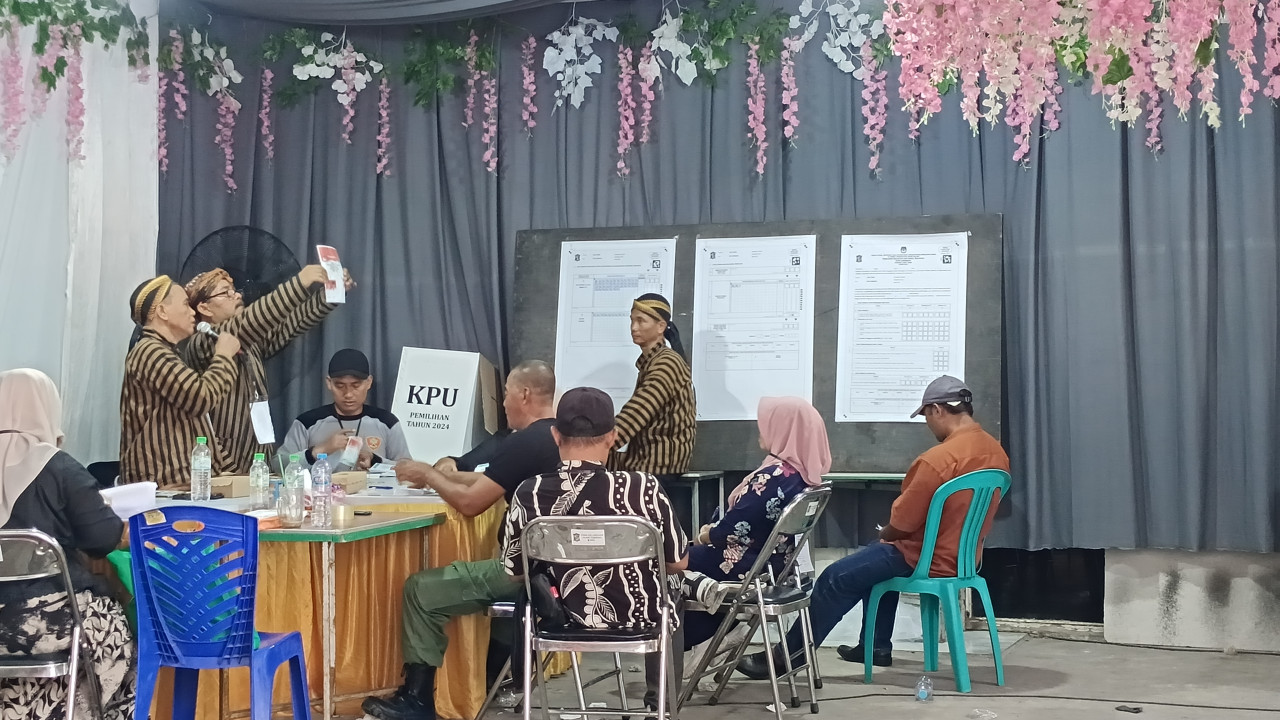 Petugas KPPS TPS 16 lokasi Risma mencoblos (Foto: Munir/jatimnow.com)