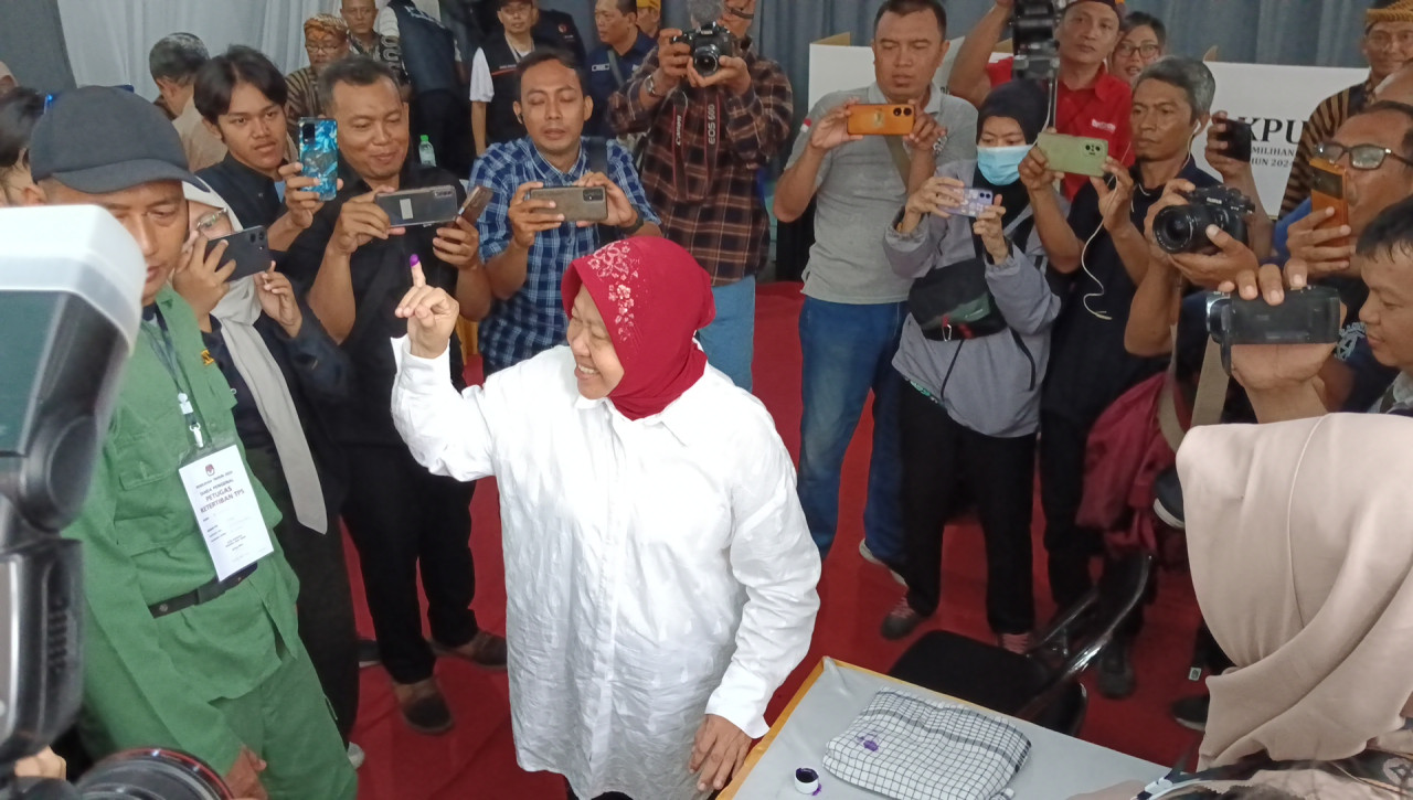 Tri Rismaharini usai mencoblos. (Foto: Misbahul Munir/jatimnow.com)