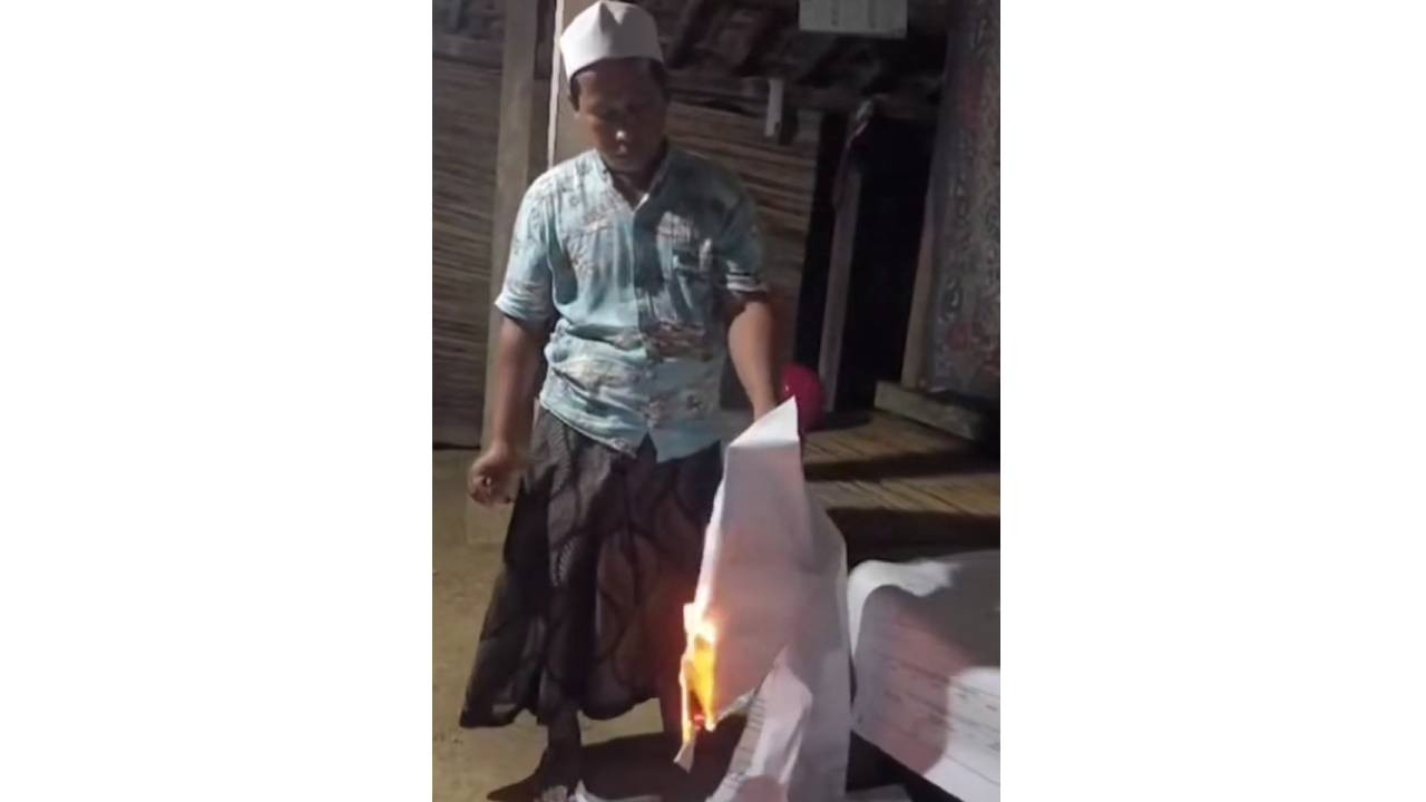 Video pria merobek dan membakar  berkas uji coba C Plano di Bangkalan. (Foto: tangkapan layar  video di media sosial for jatimnow.com)