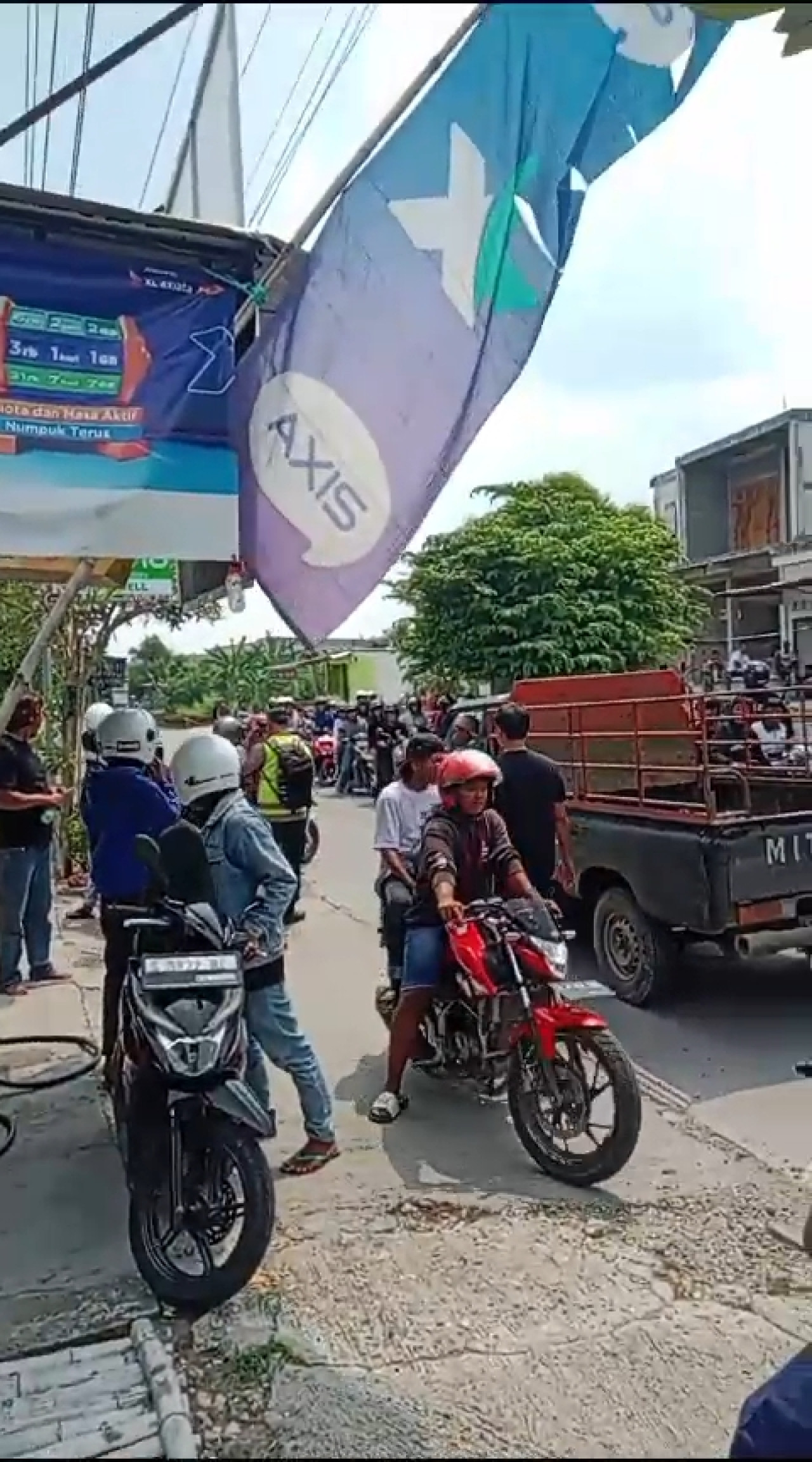 Suasana tawuran kelompok pemuda usai nonton konser dangdut Teguh - Farida dengan warga di Kepohbaru Bojonegoro (Foto: tangkap layar video amatir warga for jatimnow.com)