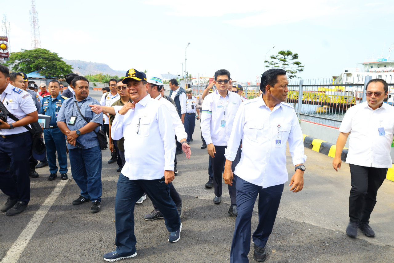 Wakil Menteri Perhubungan, Komjen. Pol (Purn) Suntana meninjau Pelabuhan Ketapang. (Foto: Humas Pemkab Banyuwangi for jatimnow.com)