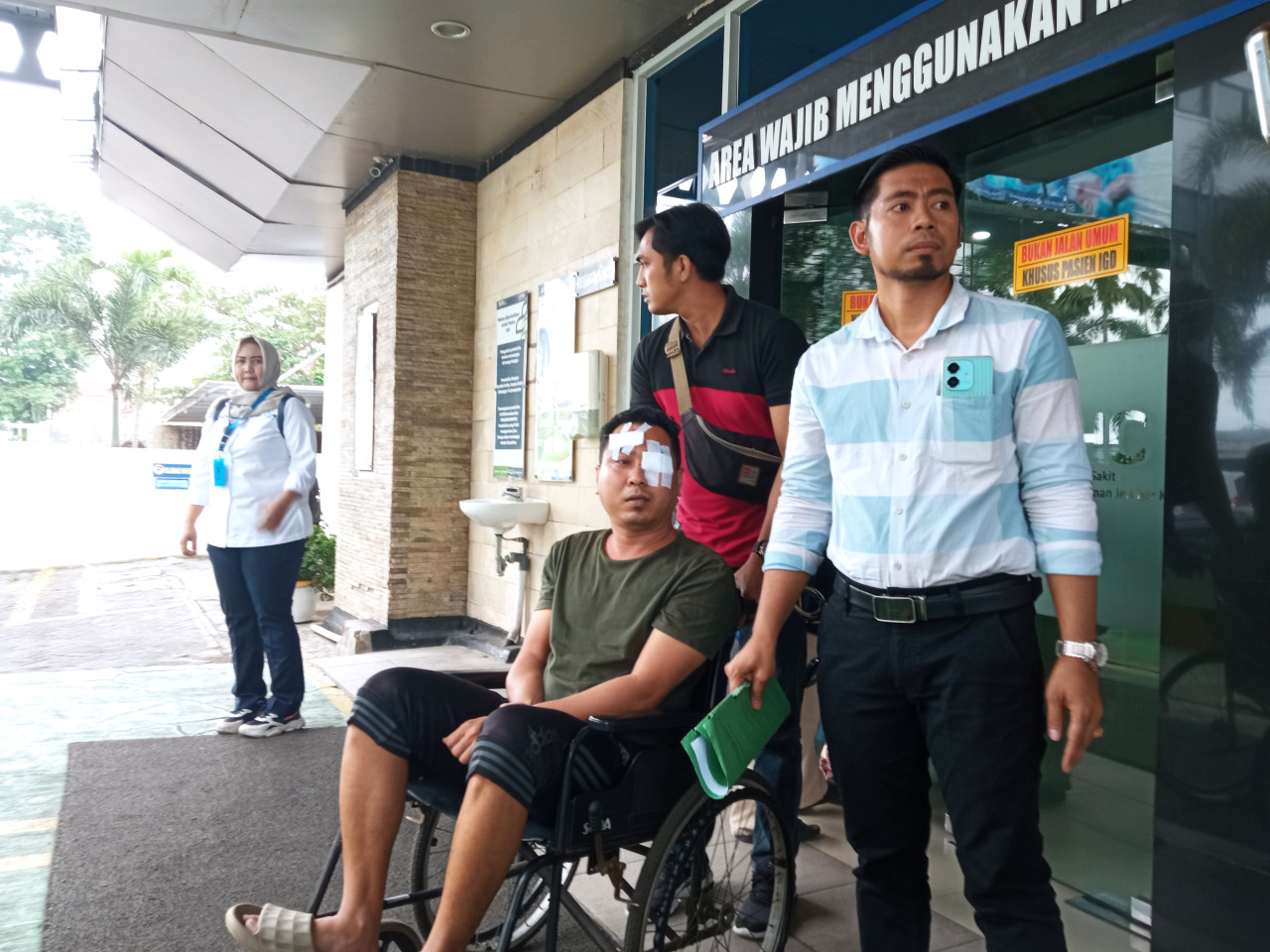 Korban pengeroyokan di tempat karaoke mengalami keluar dari rumah sakit. (Foto: Sugianto/jatimnow.com)