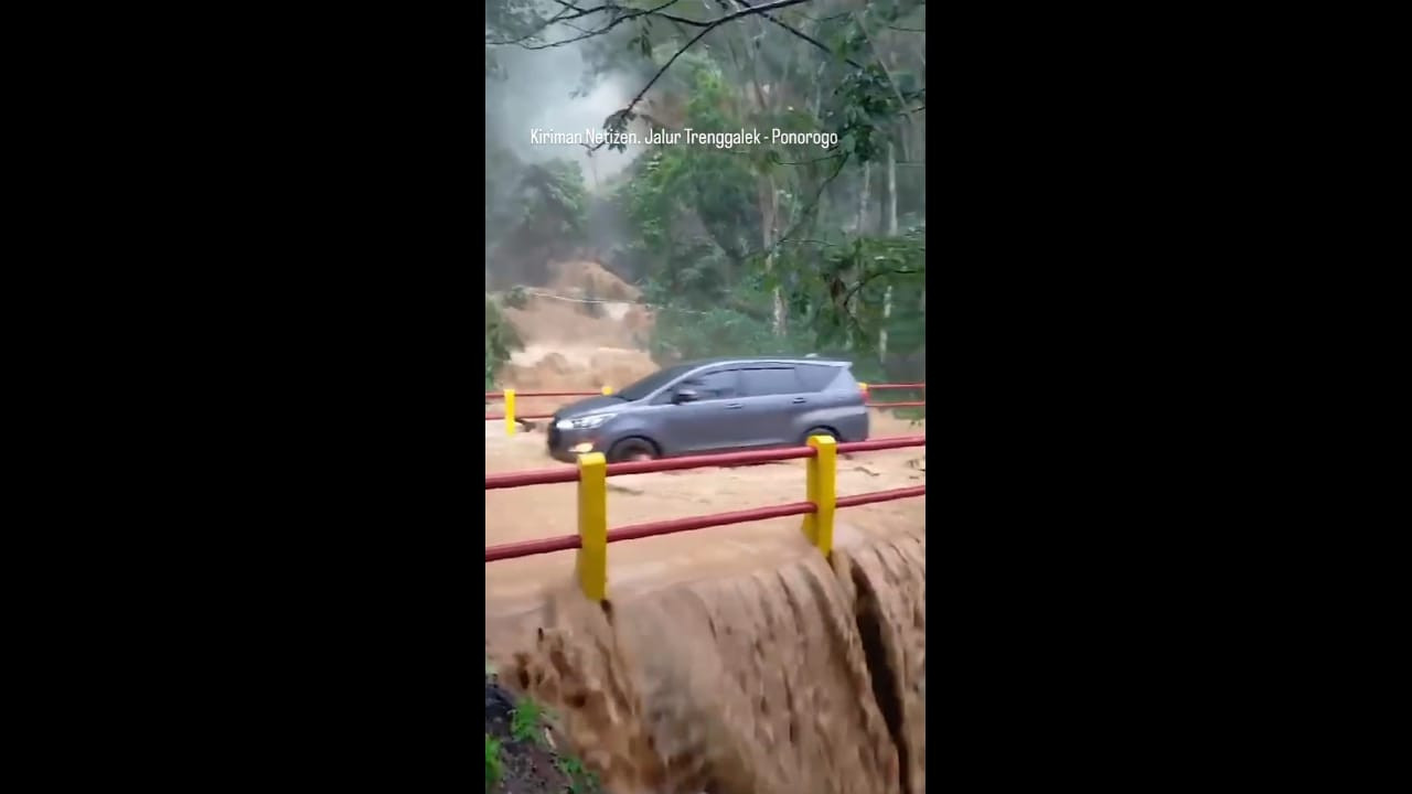 Tangkapan layar video luapan Sungai Temon. (Sumber: media sosial)