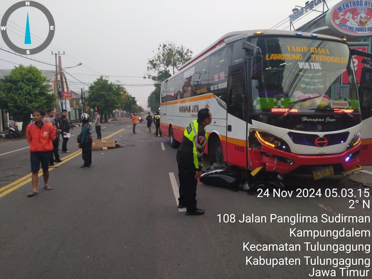 Bus yang menabrak korban di Tulungagung. (Dok Satlantas Polres Tulungagung for jatimnow.com)