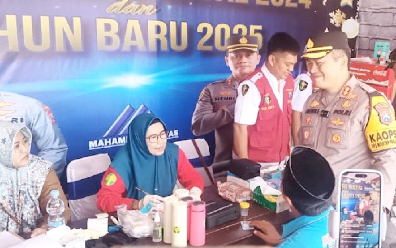 Pemeriksaan kesehatan sopir bus di Sumenep. (Foto: Fathor Rahman/jatimnow.com)