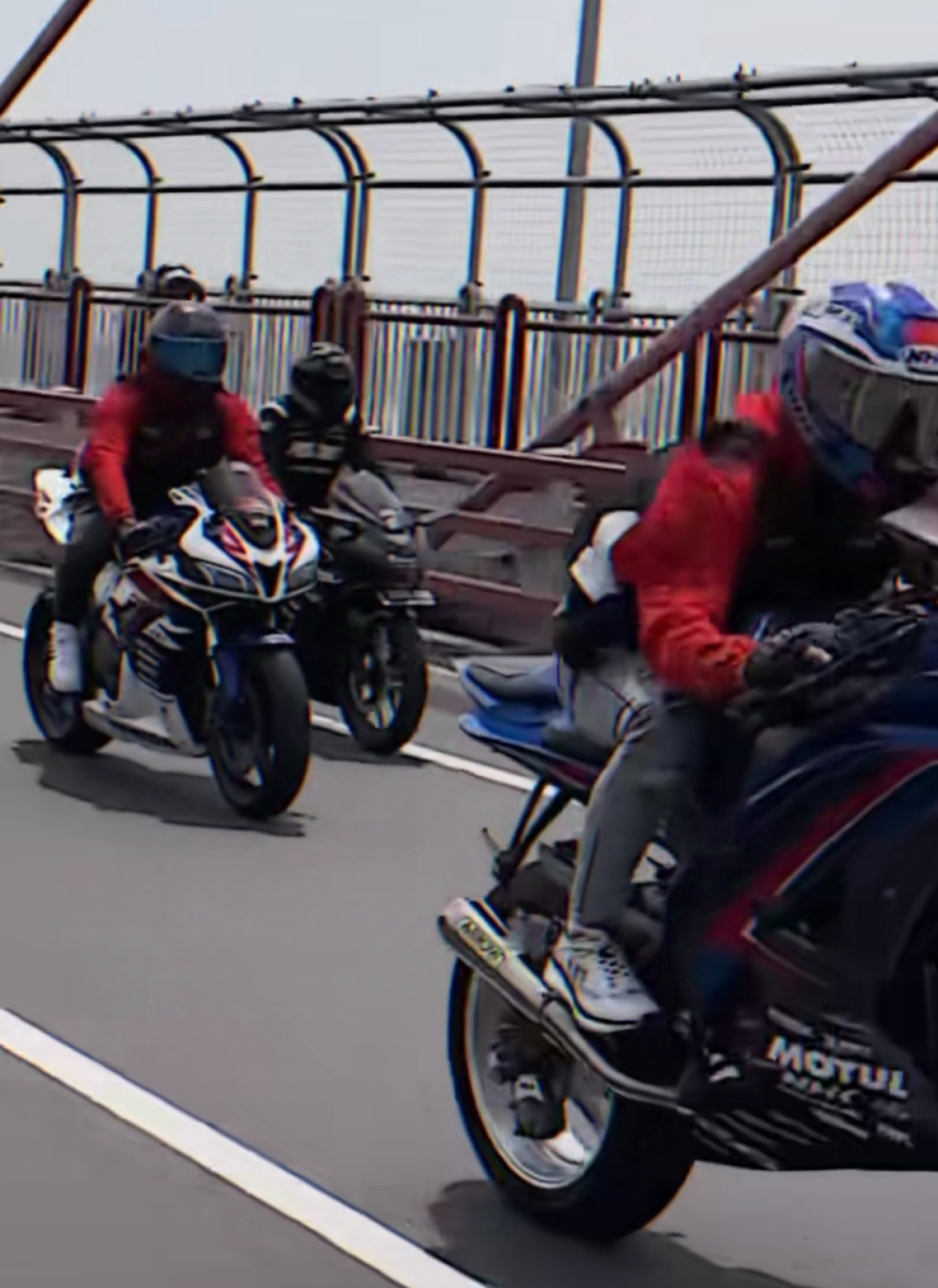 Aksi club motor berkendara di Jembatan Suramadu. (Foto: tangkapan layar media sosial).