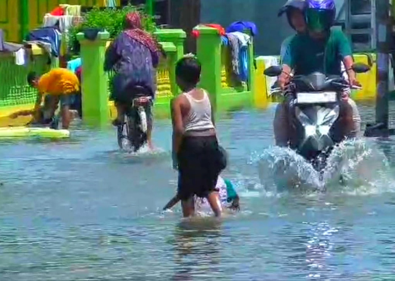 Keadaan banjir di Tarik Sidoarjo. (Foto: Ahaddiini HM/jatimnow.com)