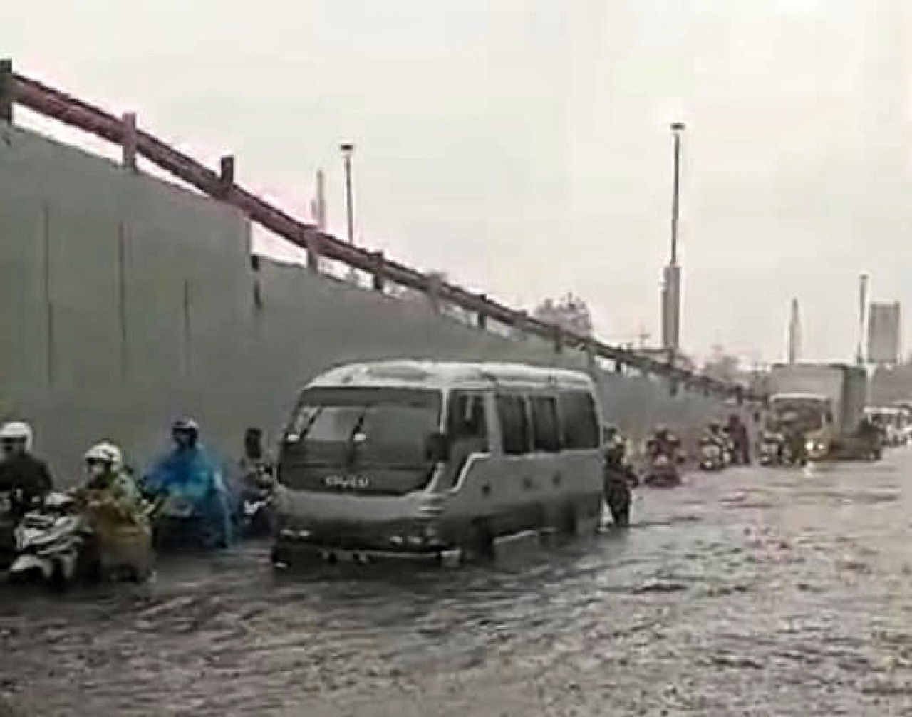 Banjir di jalan raya protokol layang Waru Sidoarjo. (Foto: Ahaddiini HM/Jatimnow.com).