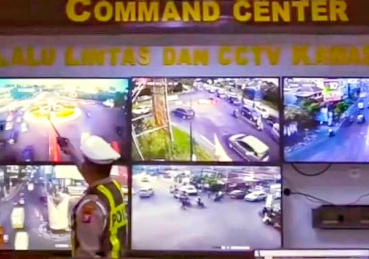 Pengawasan arus melalui CCTV oleh Satlantas Polresta Sidoarjo. (Foto: Ahaddiini HM/jatimnow.com)