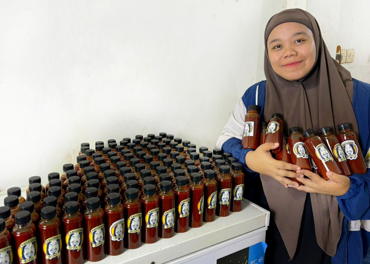 Hanum Masayu, warga Panggungrejo Pasuruan dan bumbu bakaran buatannya. (Foto: Ahaddiini HM/jatimnow.com)