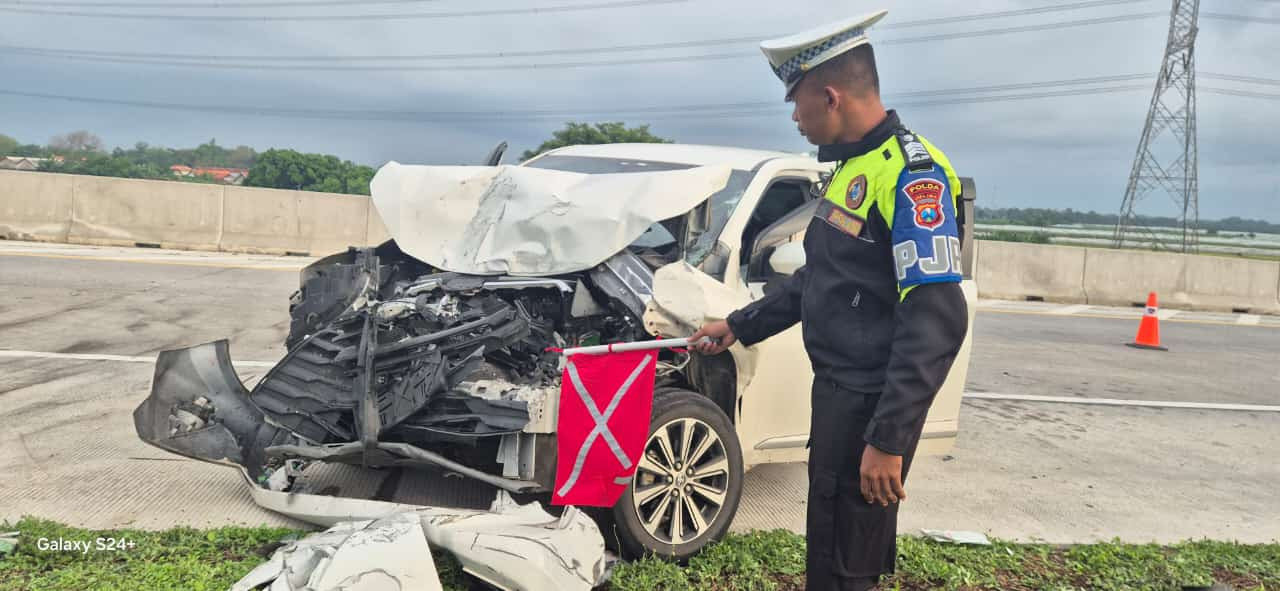 Kondisi mobil yang ditumpangi Coach Syamsuddin Batolla yang ringsek (Foto : PJR Polda Jatim for jatimnow.com)