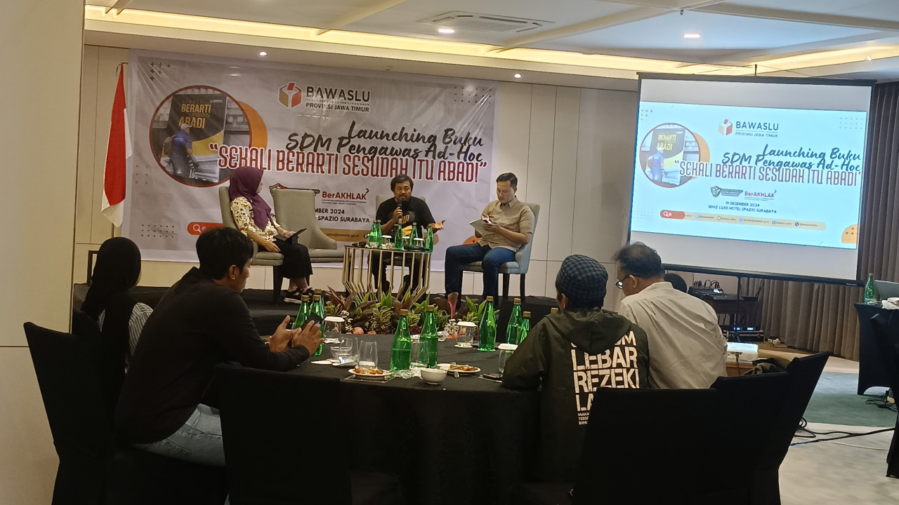 Suasana launching buku SDM Pengawas Ad-hoc Bawaslu Jatim. (Foto: Misbahul Munir/jatimnow.com)