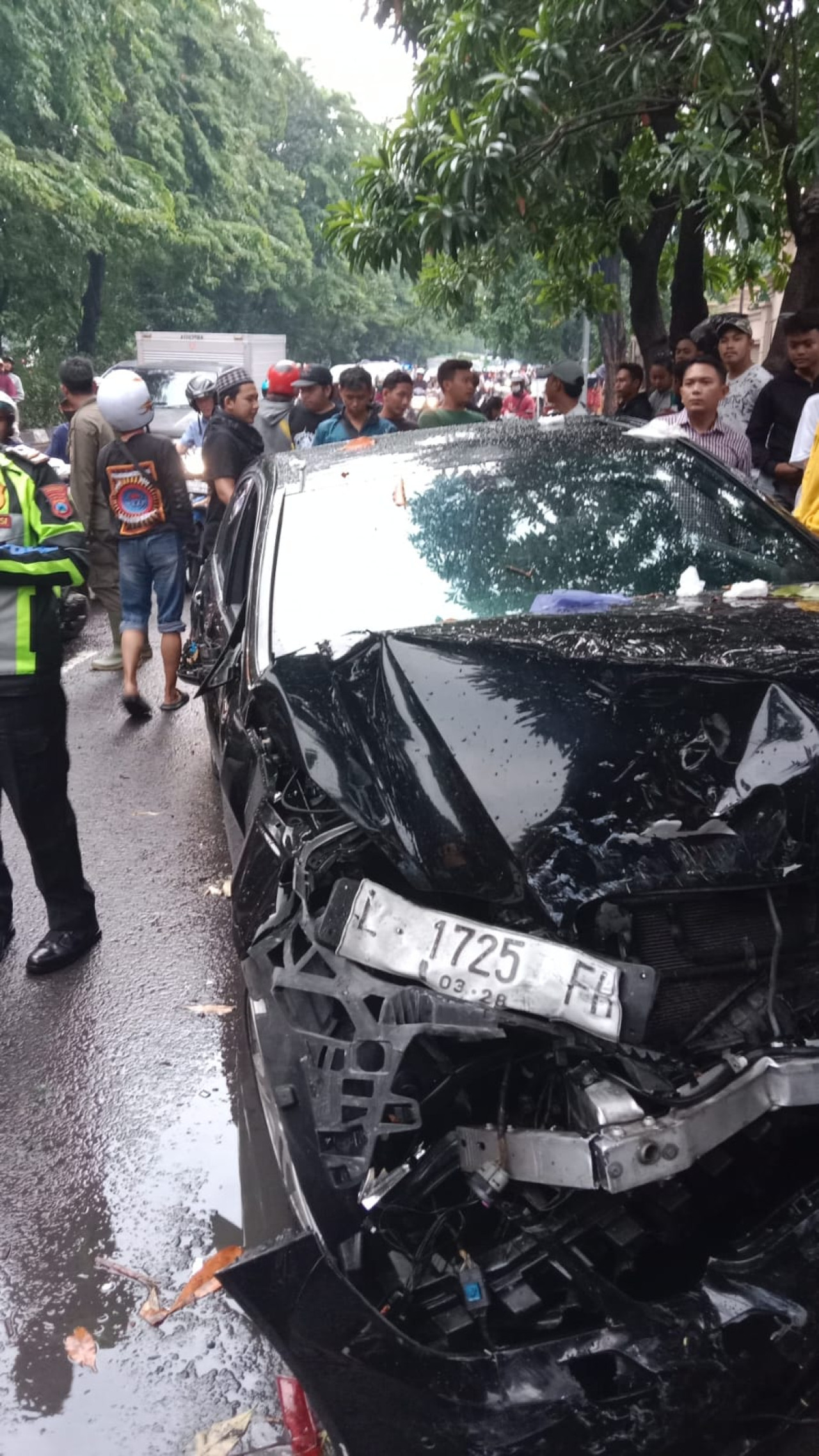 Mobil Mercy hitam yang mengakibatkan kecelakaan beruntun. (Foto: Munir/jatimnow.com)