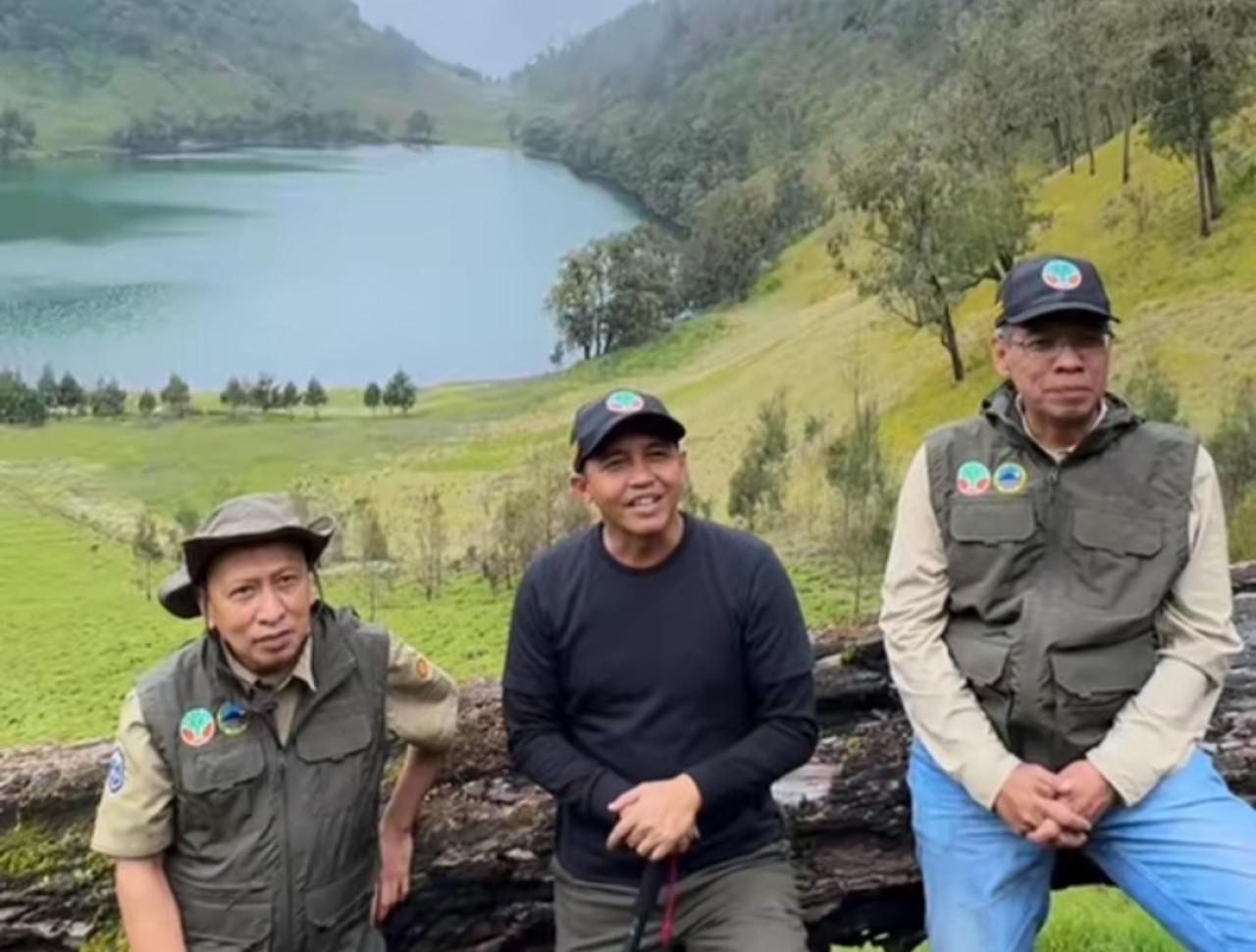 Menteri Kehutanan Raja Juli Antoni saat Maninjau kondisi jalur pendakian Gunung Semeru. (Foto: medsos)