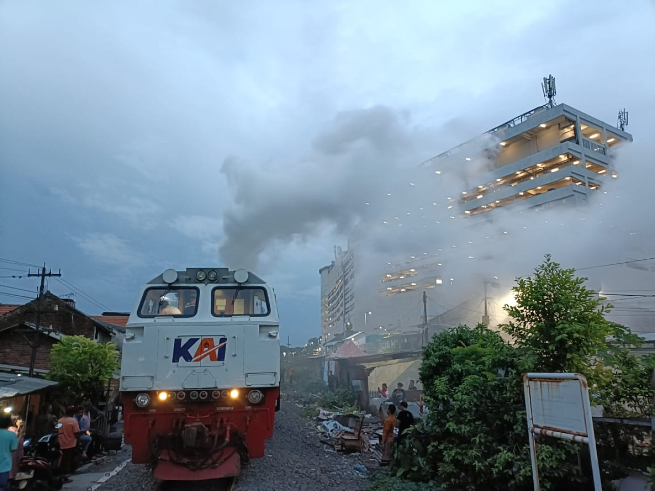 KA Wijaya Kusuma saat mengeluarkan asap putih tebal (tangkapan layar media sosial)